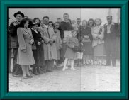 Gens de Portneuf reconduisant le P�re Martel